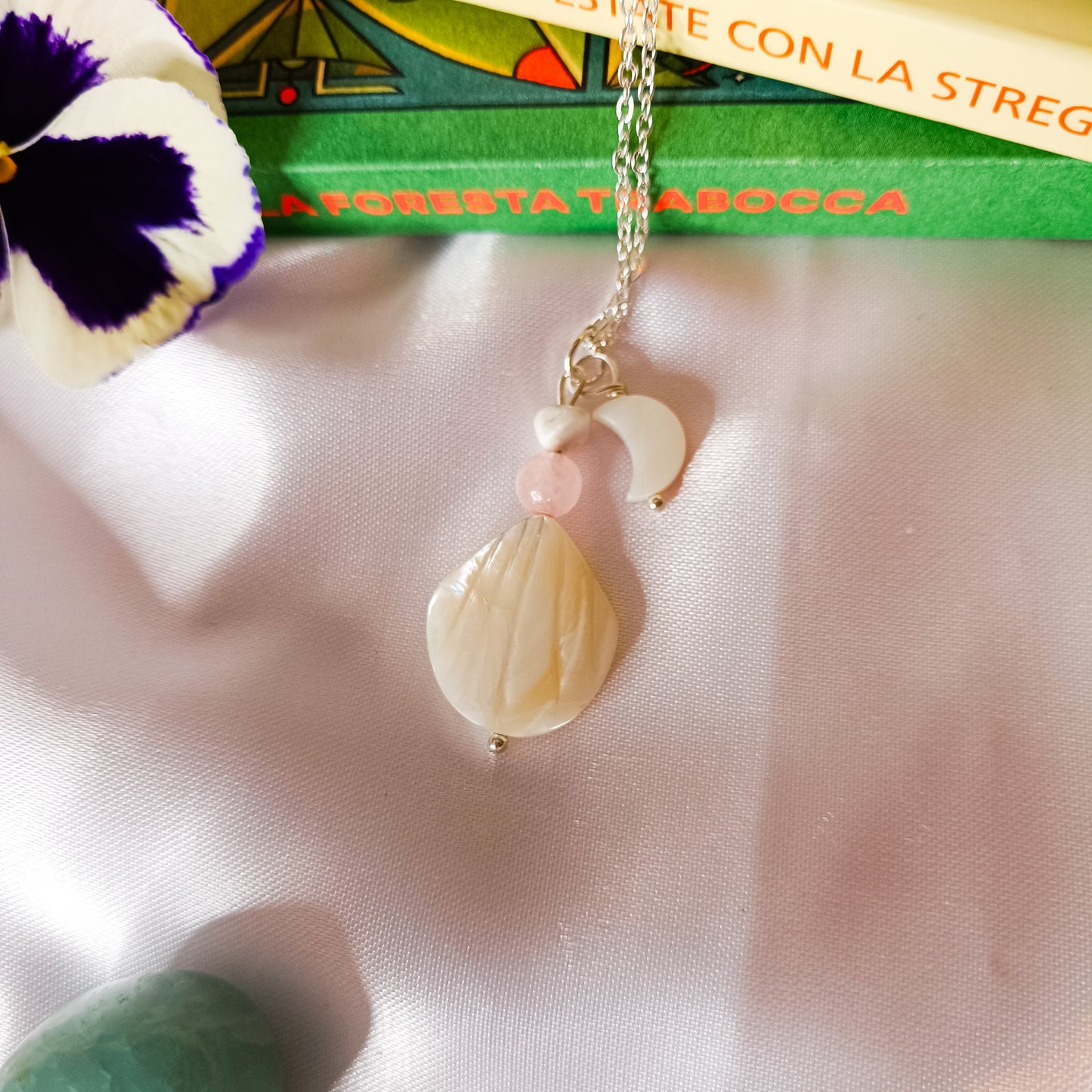 COLLANA CON CONCHIGLIA IN MADREPERLA