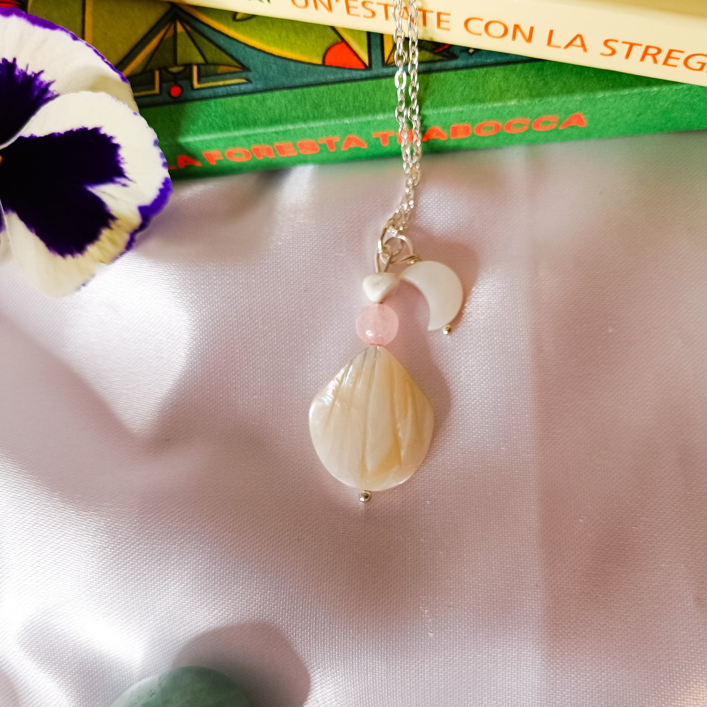 COLLANA CON CONCHIGLIA IN MADREPERLA