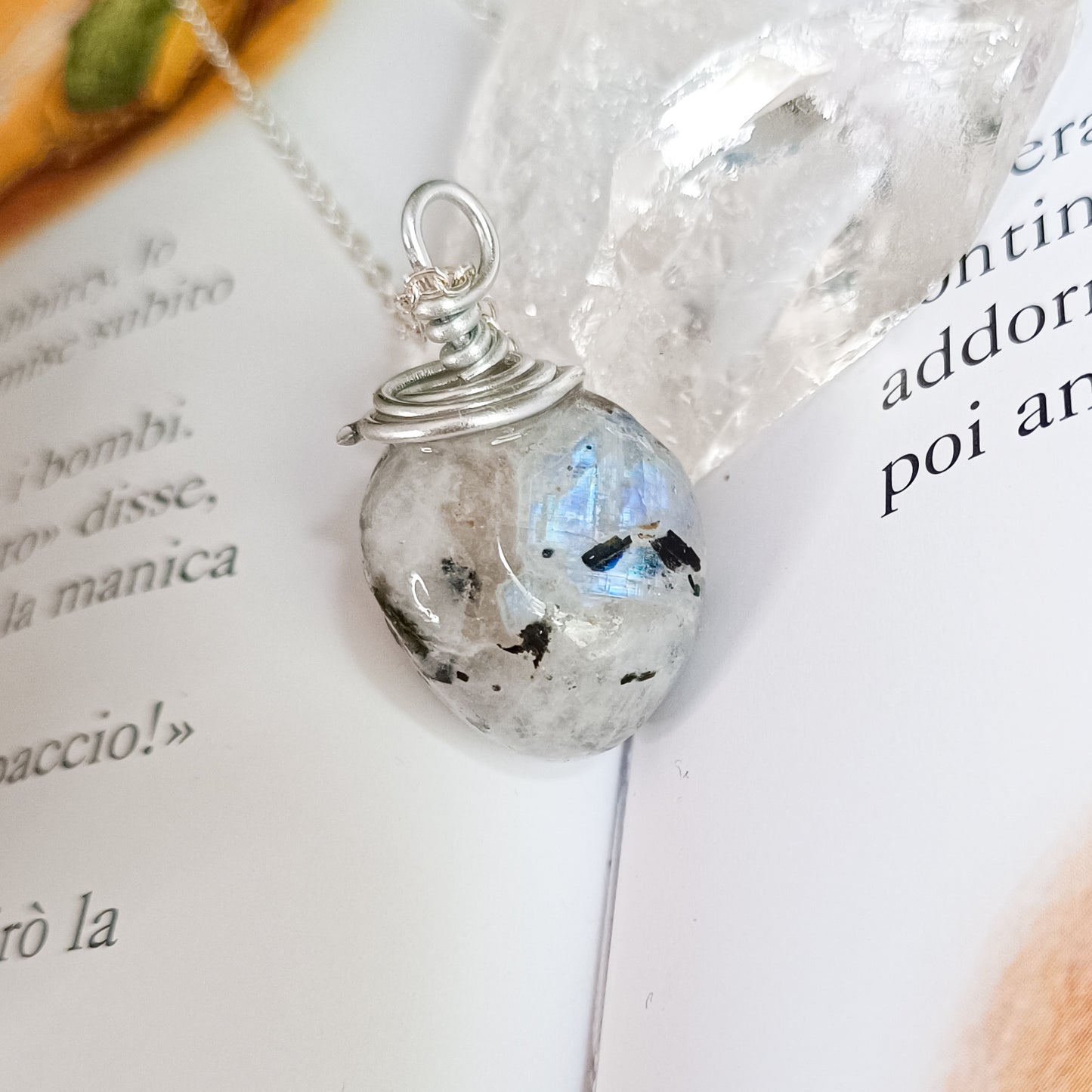 COLLANA CON CRISTALLO IN LABRADORITE BIANCA